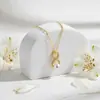 Colar de Moda Banhado a Ouro Real Estilo Europeu e Americano Luxo Leve Símbolo do Infinito para Mulheres Luxo Leve Nicho para o Dia a Dia Corrente de Clavícula da Sorte