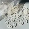 Venta al por mayor de fábrica cristal jade natural forma de nariz de cerdo piedra desnuda botón de doble agujero accesorios para joyería DIY pulsera de hilo