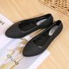 Zapatos casuales de malla para mujer, zuecos planos huecos de punta, zapatos para madres de mediana edad y ancianas, zapatos de playa de punta para enfermera