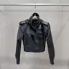 Otoño/Invierno 2026 retro, de nicho, de alta gama y elegante chaqueta corta negra de PU con retazos estilo motociclista de doble botonadura