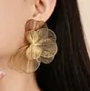 Set de Collar y Pendientes Transfronterizo Europeo y Americano, Versátil Diseño Floral con Incrustaciones de Perlas, Joyería de Cadena Larga para Clavícula de Nicho para Mujeres