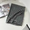 Lenço xadrez versátil para mulheres, lenço de imitação de cashmere xadrez de inverno, fabricante atacadista, xale espesso e aquecedor de pescoço para estudantes