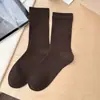 Calcetines blancos para mujer, hechos de algodón peinado, absorbentes, sin costuras, de longitud media hasta la pantorrilla, color liso, diseño simple, ajuste holgado y adecuados para usar después del parto