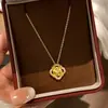 Colar com Pingente de Trevo de Quatro Folhas em Ouro Microincrustado para Mulheres, Nicho, Sensação de Alto Padrão, Corrente de Suéter de Luxo Leve, Acessório Elegante, Requintado, Versátil