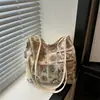 Bolso de mano cuadrado pequeño de estilo étnico popular para mujer de este año, nuevo modelo de verano 2026, bolso de hombro bordado a cuadros, bolso cruzado de moda