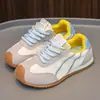 Tenis de Moda para Niñas 2025 Otoño Nuevo Bloque de Color Versátil Deportivo Plano Ligero Casual Zapatos de Skate Zapatos Forrest Gump