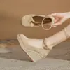 Jin Gang MJ90203 Estilo Nacional Chinês Tecelagem de Palha Corda de Cânhamo Solado Grosso Tiras com Fivela no Tornozelo Sapatos Femininos de Salto Aumentador para Pessoas Baixas