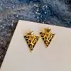 Brincos personalizados em V com estampa de leopardo europeia e americana para mulheres, luxo leve com toque de alta qualidade, moda transfronteiriça nicho versáteis modernos brincos atacado