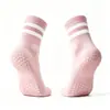 Calcetines de yoga transfronterizos para mujer, hechos de algodón puro, resistentes al olor, transpirables, con características antideslizantes de silicona, longitud hasta la mitad de la pantorrilla, adecuados para Pilates y fitness, venta al por mayor