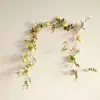 Rosas Simuladas, Flores Silvestres Pequenas, Trepadeiras, Flores Artificiais e Plantas Verdes, Tubos de Ar Condicionado Internos Enrolados em Arcos de Casamento para Decoração Atacado