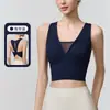 Nuevo top de fitness ruchado con cuello en V y diseño de espalda cruzada calada, tacto nude, con almohadillas en el pecho, camiseta sin mangas para Pilates yoga