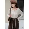 Camisa base branca de gola V para mulheres, novo estilo outono, suéter doce, modelagem justa, top de malha interno que valoriza o corpo para mulheres