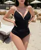 [2 Colores] Traje de Baño Enterizo Sexy Negro Ajustado de Estilo Coreano para Mujer con Poco Busto, Adecuado para Vacaciones y Aguas Termales