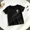 Camiseta infantil de manga curta, novo estilo verão 2026, cor doce de desenho animado legal, top fino para bebê com bordas franzidas
