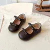 Zapatos de piel para niña, verano 2025, nuevo estilo coreano, moda infantil, zapatos de princesa con lazo, zapatos individuales para bebé con suela suave