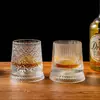 Vaso de Whiskey con Relieve de Lujo Ligero con un Diseño Elegante, Vaso Giratorio de Moda para Aliviar el Estrés, Copa de Vidrio para Licores, Vaso para Bebidas Frías