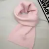 Bufanda de punto versátil de alta gama estilo coreano para mujer, creando una atmósfera invernal acogedora con su color liso, diseño simple, textura suave, calidez y estilo relajado; también apto para hombres