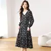 Vestido negro con estampado floral para mujer, nuevo estilo primavera y otoño 2026, elegante estilo francés, entallado en la cintura, corte ajustado, vestido largo de gasa