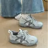 Tênis de Treino Alemão Retrô com Solado Grosso para Mulheres 2026 Novo Modelo Tênis Casuais Respiráveis de Malha Cinza Versátil Aumentador de Altura Sapatos de Caminhada
