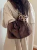 Popular bolsa de peluche Yuezilong para mujer, bolso tote de gran capacidad, bolso cubo peludo de moda 2026, bolso de hombro para el día a día urbano