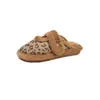 Chinelos de Casa Outono/Inverno 2026 Moda Europeia e Americana Estampa de Leopardo Chinelos Planos de Pelúcia Chinelos de Algodão Planos Quentes para Mulheres
