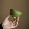 Taza de Cerámica Verde con Manchas Doradas y Pétalos de Pie Alto, Nueva Taza de Té Estilo Chino, Taza de Té Kung Fu para Uso Doméstico