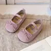 Sapatos Pequenos de Couro para Meninas 2026 Primavera/Verão Novos Sapatos de Princesa com Laço Mocassins de Solado Macio Sapatos de Tecido Sapatos Individuais para Bebê