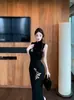 Vestido cheongsam preto modificado para mulheres, nova moda nacional estilo chinês, com bordados intrincados, sem mangas, acinturado, vestido justo ao corpo