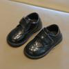 Sapatos Pequenos de Couro Versáteis Casuais da Moda para Meninas Outono 2025 Novos Sapatos Individuais para Meninos Sapatos de Performance Macios para Crianças Pequenas