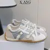 Sapatos de treino alemães estilo balé em couro para mulheres, fazem os pés parecerem menores, sola macia, confortáveis para os pés, sapatos Forrest Gump, tênis casuais coloridos