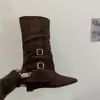 Primer encuentro con las botas de caña alta de ante con punta afilada de Ji Po, colección otoño/invierno 2026 para mujer, estilo hebilla de cinturón retro