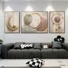 Pintura decorativa moderna de lujo ligero en tonos verde oscuro, beige y dorado con diseños abstractos geométricos de plantas, película de cristal y marco de aleación de aluminio, arte de pared hecho a medida