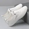 Sapatos casuais de couro slip-on de outono novos plus size transfronteiriços, sapatos brancos de sola macia antiderrapantes, sapatos da moda versáteis e modernos