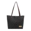 Bolsa tote doce popular para carregar na mão para mulheres deste ano, novo estilo Outono 2026, bolsa de ombro única com retalhos de poá, bolsa versátil para usar sob o braço