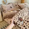 Conjunto de Cuatro Piezas de Leche Fleece Ligero de Lujo para Invierno Borde de Concha Engrosado Cálido Tejido de Punto Artesanal Conjunto de Tres Piezas para Dormitorio