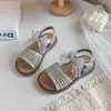 Sandálias Trançadas para Meninas 2026 Verão Novo Estilo Sapatos Versáteis com Solado Macio para Crianças Sapatos de Princesa para Meninas Pequenas Sapatos de Praia com Laço