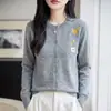 Cárdigan de punto bordado floral artístico para mujer, cuello redondo, de un solo botón, suéter bordado vintage, prenda exterior versátil de manga larga para ir al trabajo