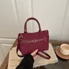Novo Item de Moda de Comércio Exterior Transfronteiriço, Mesmo Estilo que Celebridades da Internet, Versátil Bolsa de Mão e Bolsa de Ombro com Design Retrô de Camurça