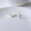Serie Azul Klein Pendientes de Plata S925 con Pasador Geométricos Plegados Personalizados Pendientes de Letra C Simple Pintura Blanco Leche