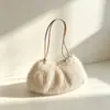 Nova bolsa de ombro de pelúcia para mulheres, bolsa estilo coreano outono e inverno em pele sintética de raposa, bolsa de axila versátil e simples em formato de nuvem, bolsa de mão