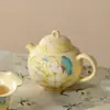 Tetera de Cerámica con Margaritas Pintadas a Mano y Caligrafía Amarilla, Adecuada para Uso Doméstico, con Filtro de Agujero de Bola y Diseño de Mango para Preparar Té