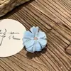 Pinza para el pelo de flor artificial de nuevo estilo para mujer, Accesorio de alta gama para recogidos en la parte trasera de la cabeza, Pinza de garra pequeña para niñas
