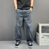 Jeans vintage plissado desconstruído, corte solto para homens, com aspecto desgastado, baixa saturação, caimento simples, casual, perna larga, calça longa