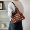 Bolso de mano retro de lunares de terciopelo 2026 texturizado al hombro nuevo tote gran capacidad exquisito moda coreana otoño bolso de gamuza