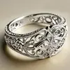 Anillo Calado Floral Retro Europeo Cao Shi para Mujer Anillo de Circonita Marquesa Trébol de Cuatro Hojas Joyería Estilo Antiguo de Palacio