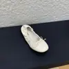 Sapatos femininos planos com laço vermelho, estilo francês de verão 2026, adequados para combinar com saias, mocassins prateados estilo bailarina