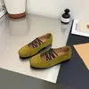 Sapatos de moda Mary Jane estilo bailarina com bico quadrado em camurça para aumentar a altura para mulheres, novo modelo de verão 2026, com tiras elásticas cruzadas e design baixo