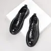 Couro Genuíno Masculino Brogue Esculpido Novos Sapatos de Couro Casuais Versáteis Moda Casamento Noivo Sapatos de Couro