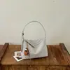 Bolsa hobo de couro macio trançado única para usar no ombro para mulheres, novo modelo de verão 2026, simples e versátil para o dia a dia, bolsa de mão e bolsa de ombro