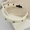 Faixa de Cabelo Bolinhas Bege Preguiçosa Estilo Francês com uma Vibração Suave e Elegante, Faixa de Cabelo de Esponja Alta, Acessório de Cabelo Versátil para Sair